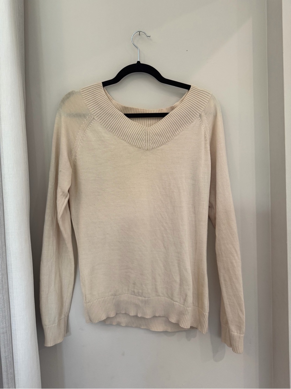 Ann Taylor Cream V-Neck Lightweight Knit Sweater
